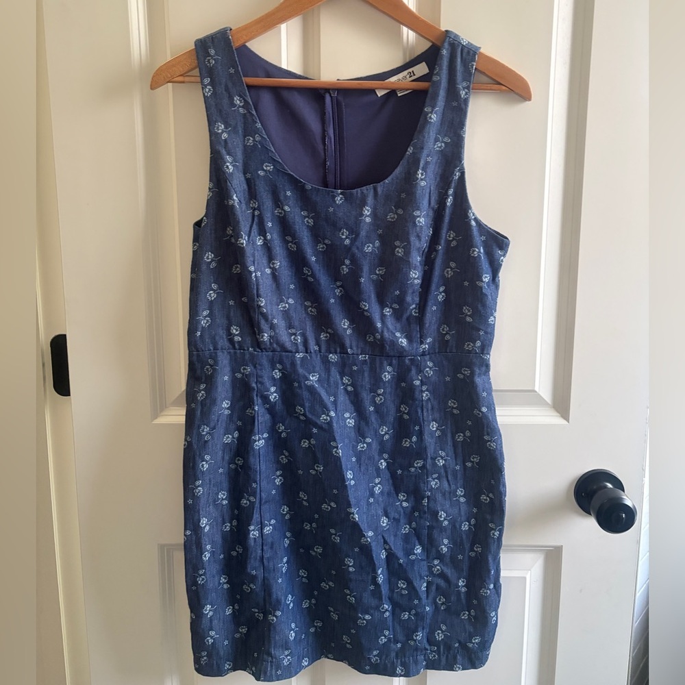 Like new Forever 21 chambray blue Floral Dress, size L, fits like M. Mini. 90s